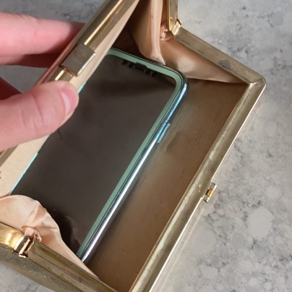 Vintage 1950s/60s Gold clutch w/rhinestone clasp - Picture 5 of 5